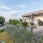 Villa Serena Mit Pool Fuer 6 Personen, Mit Wunderschoenem Garten Bei Porec