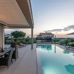 Villa Serena Mit Pool Fuer 6 Personen, Mit Wunderschoenem Garten Bei Porec
