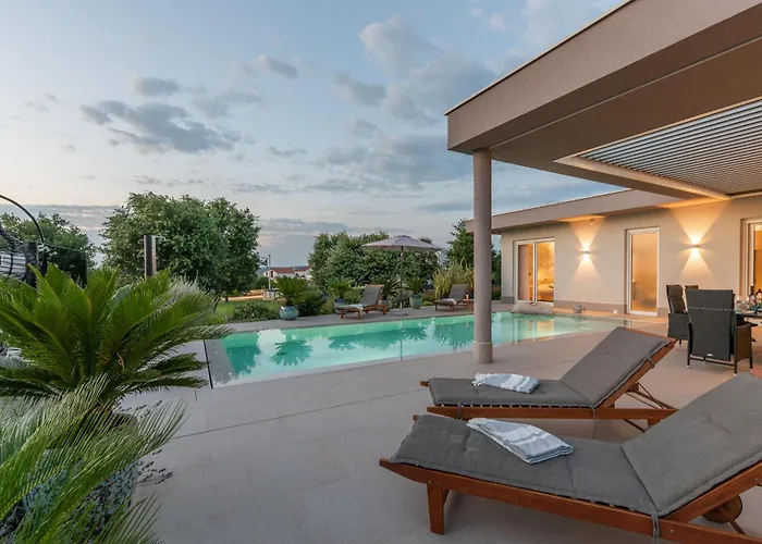 Villa Serena Mit Pool Fuer 6 Personen, Mit Wunderschoenem Garten Bei Porec