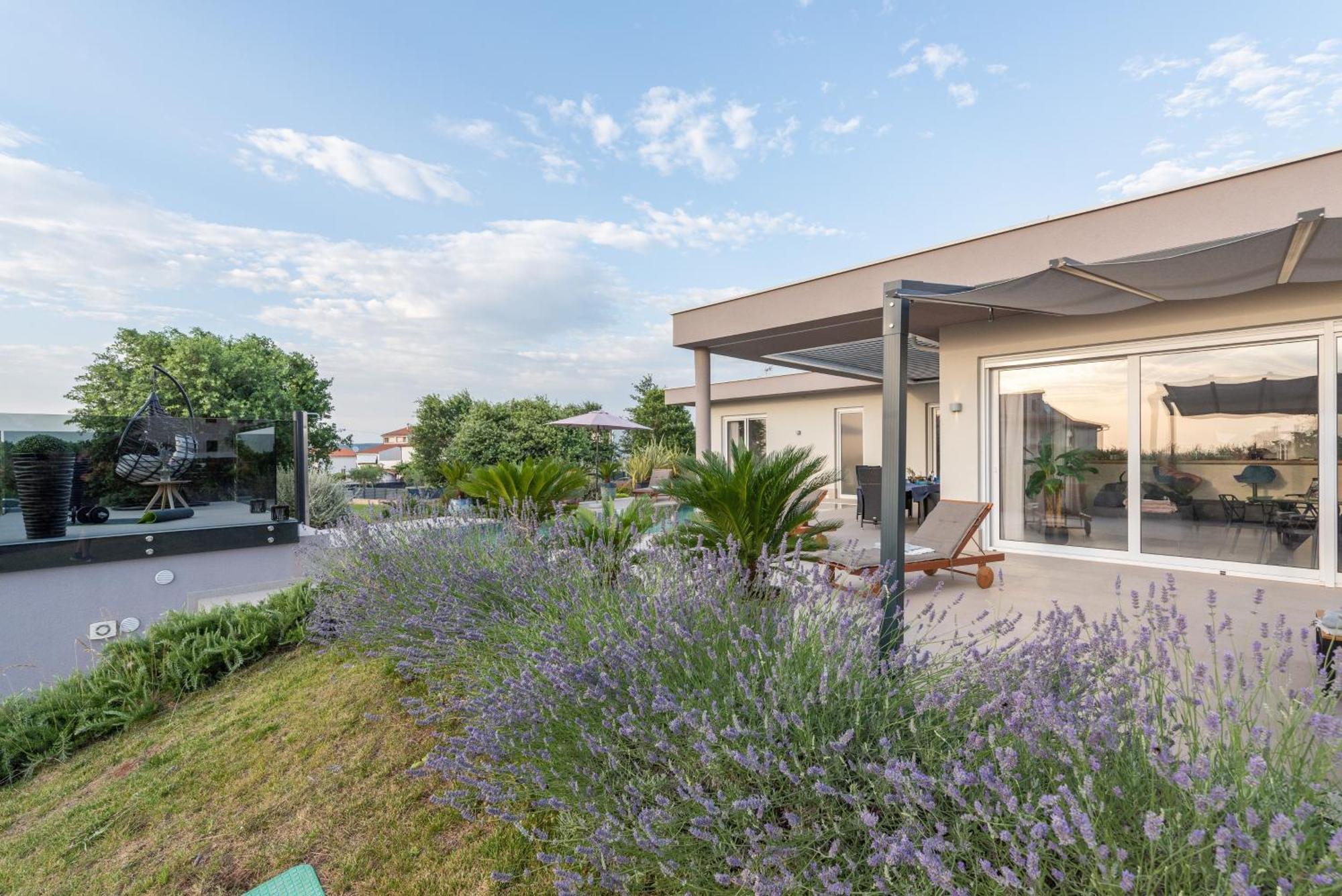 Serena Mit Pool Fuer 6 Personen, Mit Wunderschoenem Garten Bei Ferienhaus *