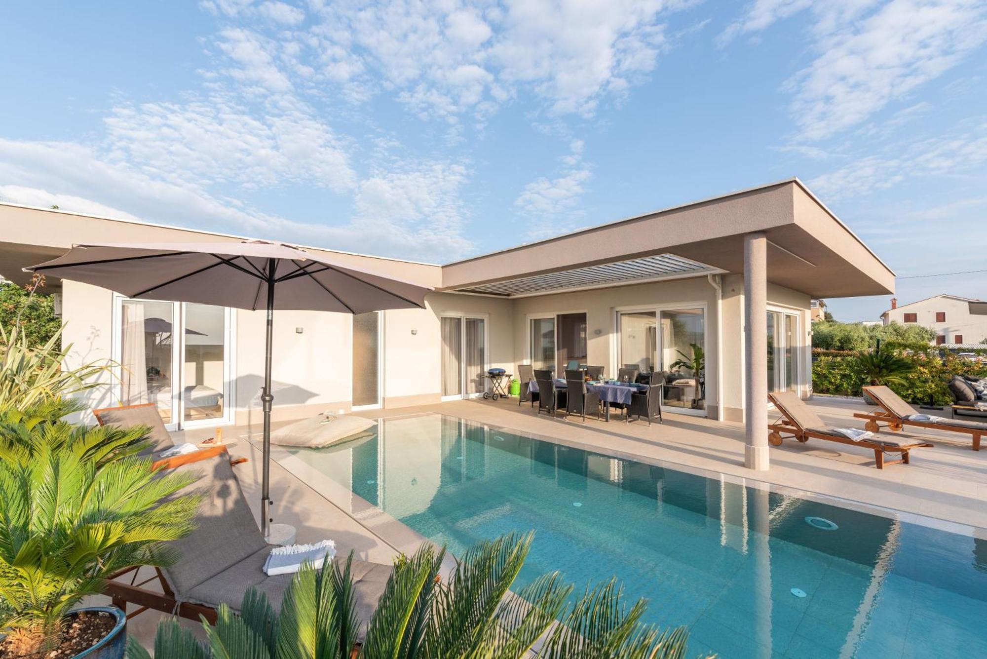 Serena Mit Pool Fuer 6 Personen, Mit Wunderschoenem Garten Bei Ferienhaus Poreč